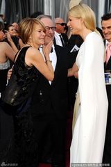 高清组图：奥斯卡红毯斯皮尔伯格夫妇与帕特洛合影