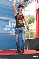 组图：汪东城摇滚风会歌迷 否认与炎亚纶有心结