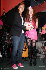 组图：许维恩开唱秀恩爱 吴亚馨送花篮力挺