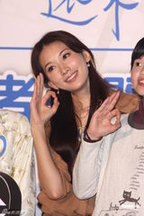 组图：林志玲帅气裤装当导演 称嫁好门比豪门重要