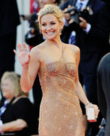 组图：凯特-哈德森性感亮相威尼斯电影节