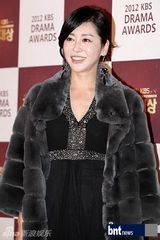 组图：文彩元朴信惠等盛装亮相演技大赏红毯