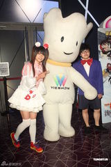 组图：许雅涵助阵《柯南》首映 陪弱势儿童看电影