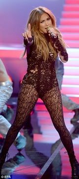 组图：洛佩慈穿网眼裙上谈话节目 现场秀狂野辣舞