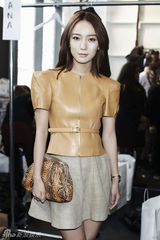 组图：王珞丹皮衣亮相纽约秀场 笑揽绯闻女孩