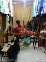 组图：宿舍女生一字马走红网络 美女争相挑战