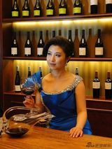 组图：刘媛媛拍红酒广告优雅高贵