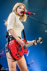 组图：泰勒红唇开唱秀美腿 狂放甩发野性魅力