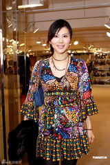 《至八画展》开幕明星捧场 郑裕玲愿画裸体耀祥