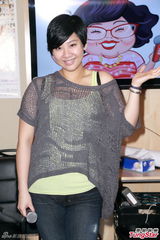 组图：郑欣宜穿透视装现身 提亡母眼泛泪光