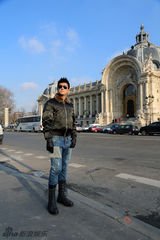 组图：杜江亮相法国巴黎俊朗时尚