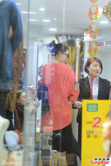 组图：应采儿挺孕肚逛街 储奶粉钱戒烟