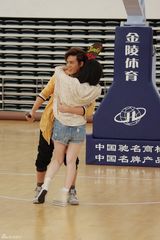 组图：陈楚河现身大学校园 和粉丝篮球赛