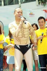 组图：欧阳震华裸体造型亮相 险遭同性当众热吻