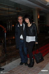 组图：钟镇涛生日携女亮相派对 谭咏麟叶童现身