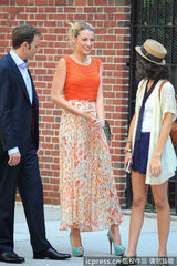 组图：莱弗利碎花裙赶拍《绯闻女孩》 搞怪表情不断