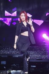 独家高清：Kara性感回归 瘦弱具荷拉腹部现赘肉