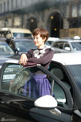 组图： 孙俪亮相巴黎时装周 紫色套裙气质优雅