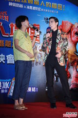 组图：萧敬腾亮相首映会 花西装惹眼抢镜