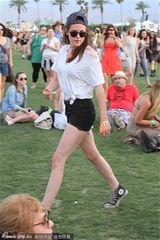 组图：暮光情侣现身音乐节 斯图尔特热裤秀美腿