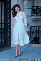 组图：米兰达-可儿白色透视礼服亮相 性感迷人