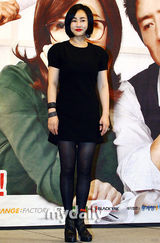 组图：金南珠宣传《逆转的女王》 黑丝袜十足抢镜