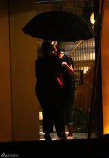 组图：瞿颖雨夜独自按摩显落寞 素面朝天颇妩媚