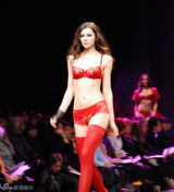 组图：内衣名模马达丽娜-皮卡为内衣走秀