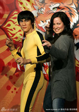 李小龙蜡像揭幕迎虎年新春 女儿李香凝愉快合影(图) 