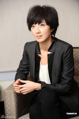 组图：桂纶镁拍写真黑衣黑裤出镜中性风显帅气