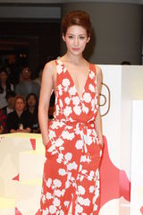 高清图：Lisa S现身时装展秀美腿琦琦裤装别有风情