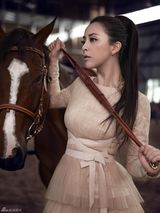 组图：黄小蕾限量笔记《蕾女心经II》个性十足