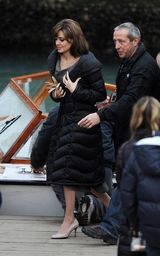 幻灯图：朱莉威尼斯拍外景化身迷人快艇女郎