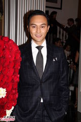 组图：张智霖修身西装展魅力 岑丽香秀香肩美腿