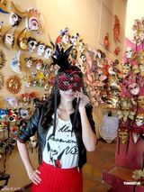 幻灯图：熊黛林担任旅游主持 与Zoie破戒大吃特吃 