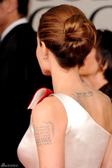 高清图：第69届金球奖红毯朱莉皮特情侣档亮相