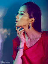 组图：韩雪写真穿梭色彩国度 化身幻变精灵