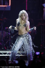 幻灯组图：夏奇拉草裙热舞秀蛮腰 弯腰抛球春光乍泄