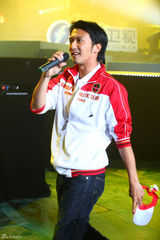 高清图：谢霆锋西安献唱劲爆榜 爱的手势吻别歌迷