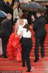 组图：《爱》戛纳首映 科尔白底红尾裙别具一格