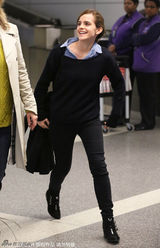 组图：艾玛学院装亮相 领口大开露性感锁骨