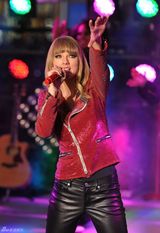 组图：泰勒跨年激情献唱 紧身皮衣跪地狂野嘶吼