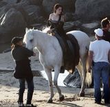 组图：《暮光》女主角新片扮公主 遭喷水露半球