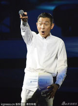 组图：刘德华广州开唱秀肌肉 与辣妹跳贴身热舞