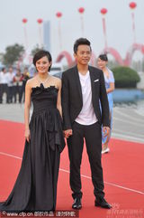 幻灯图集：邓超孙俪亲密亮相 手牵手恩爱走红毯