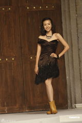 组图：董洁小露香肩走秀捞金 获赠水晶鞋将远赴丹麦