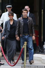 组图：哈利-贝瑞挺大肚散步 未婚夫恩爱陪伴