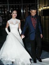 组图：主持人程雷与小18岁娇妻大婚 深情献吻