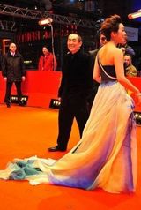 幻灯：《三枪》首映成张艺谋粉丝主场 闫妮风情十足