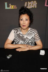 组图：汪明荃获粉丝送蛋糕鲜花 提前贺64岁生日